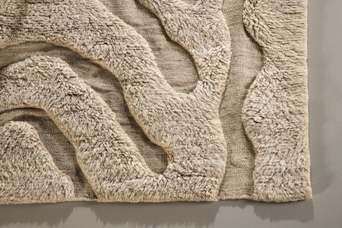 Trondheim x Josefin Lustig Teppich in Beige präsentiert im Onlineshop von KAQTU Design AG. Teppich ist von Vind