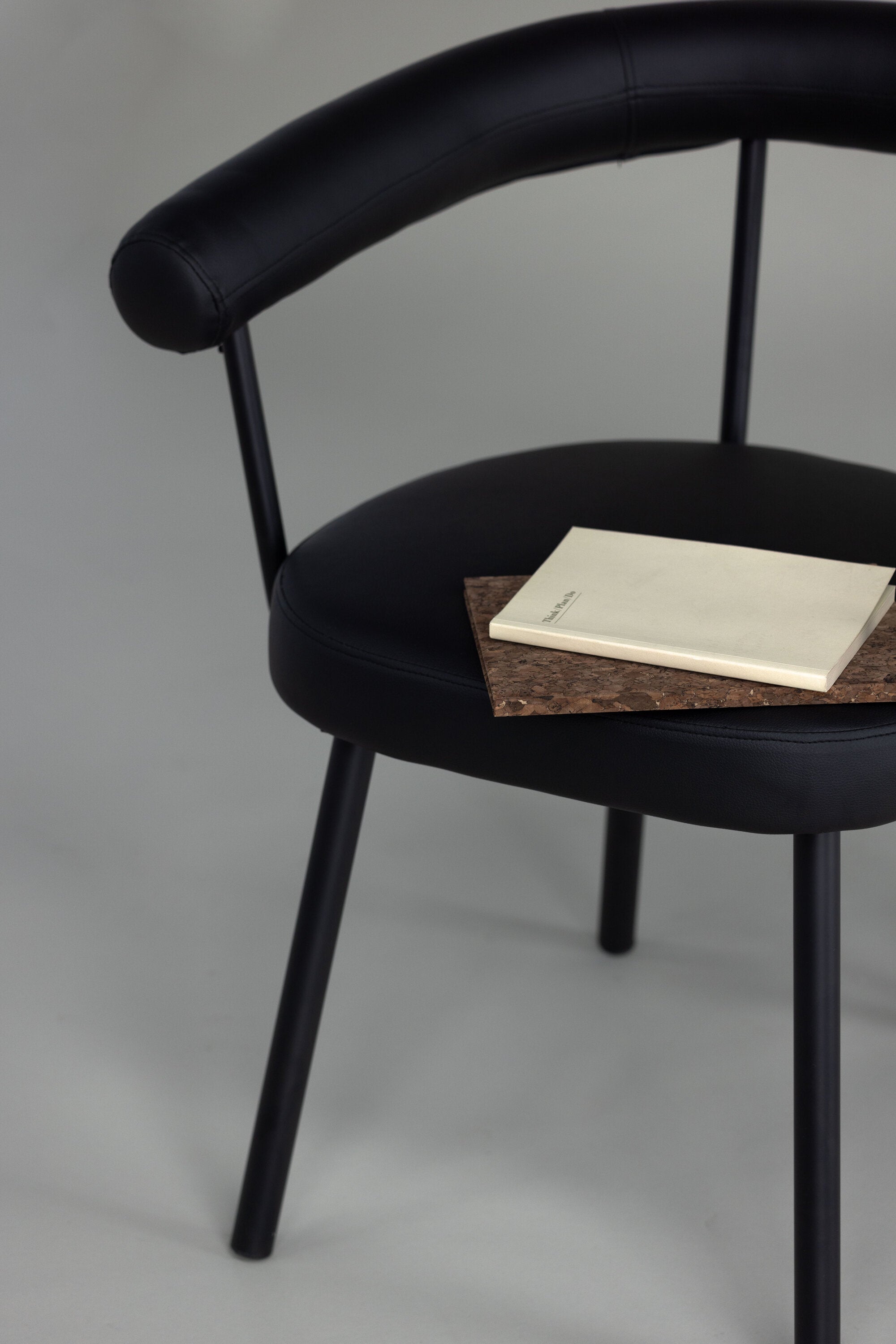 Västerås x Josefin Lustig Stuhl in Schwarz präsentiert im Onlineshop von KAQTU Design AG. Stuhl ist von Vind