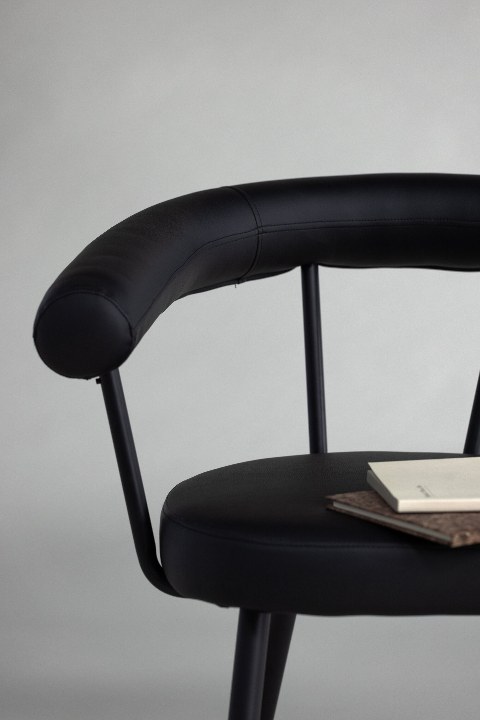 Västerås x Josefin Lustig Stuhl in Schwarz präsentiert im Onlineshop von KAQTU Design AG. Stuhl ist von Vind