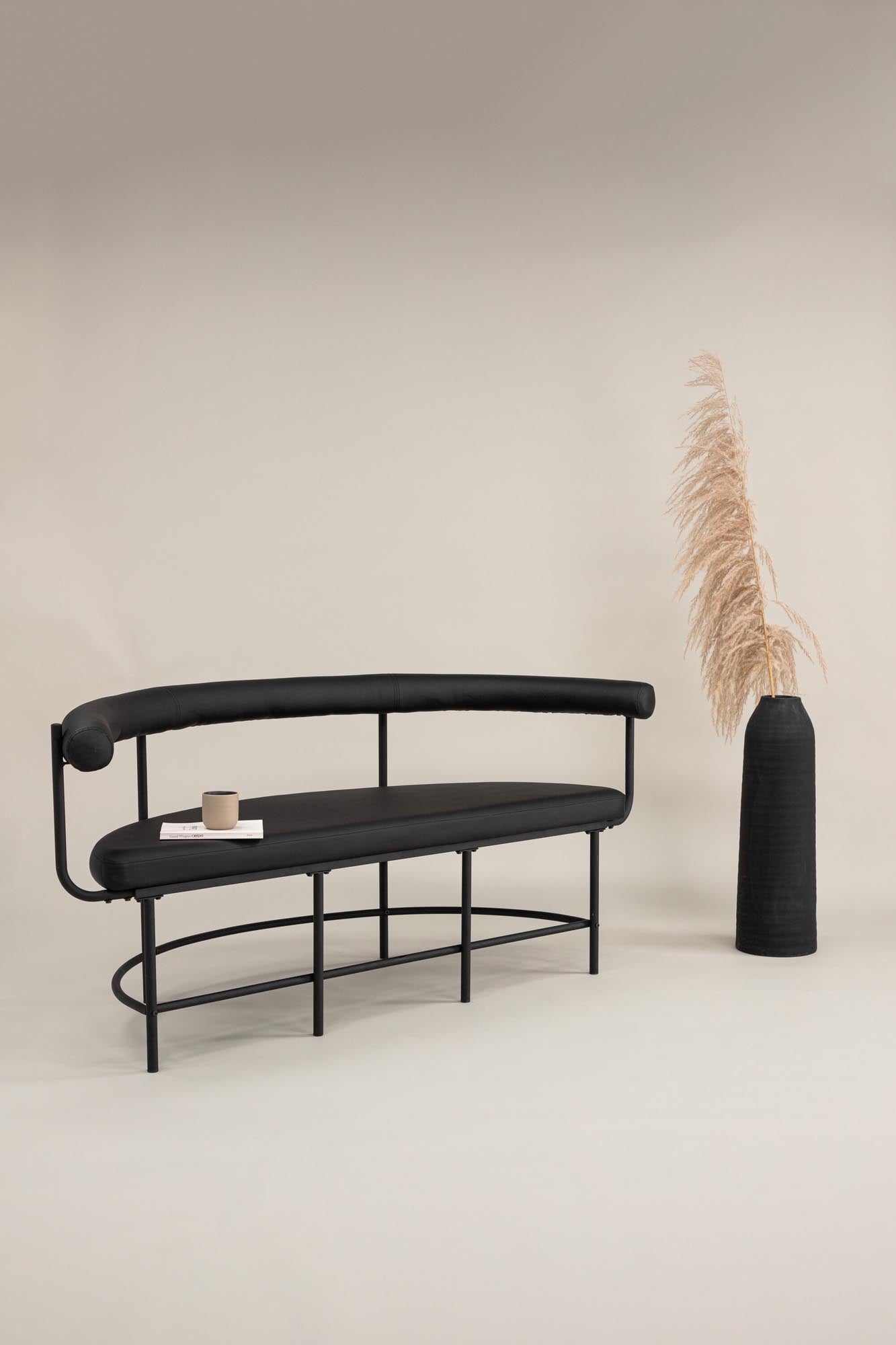 Elegante Stallhagen x Josefin Lustig Bank: Hochwertiger Boucle-Stoff und stabiler Stahlrahmen für jeden Raum.