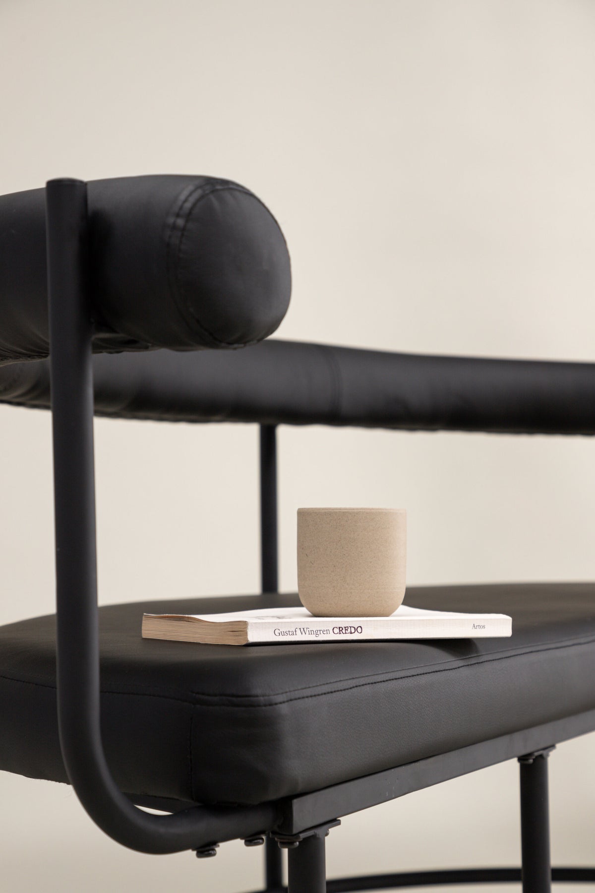 Stallhagen x Josefin Lustig Bank in Schwarz präsentiert im Onlineshop von KAQTU Design AG. Sitzbank ist von Vind