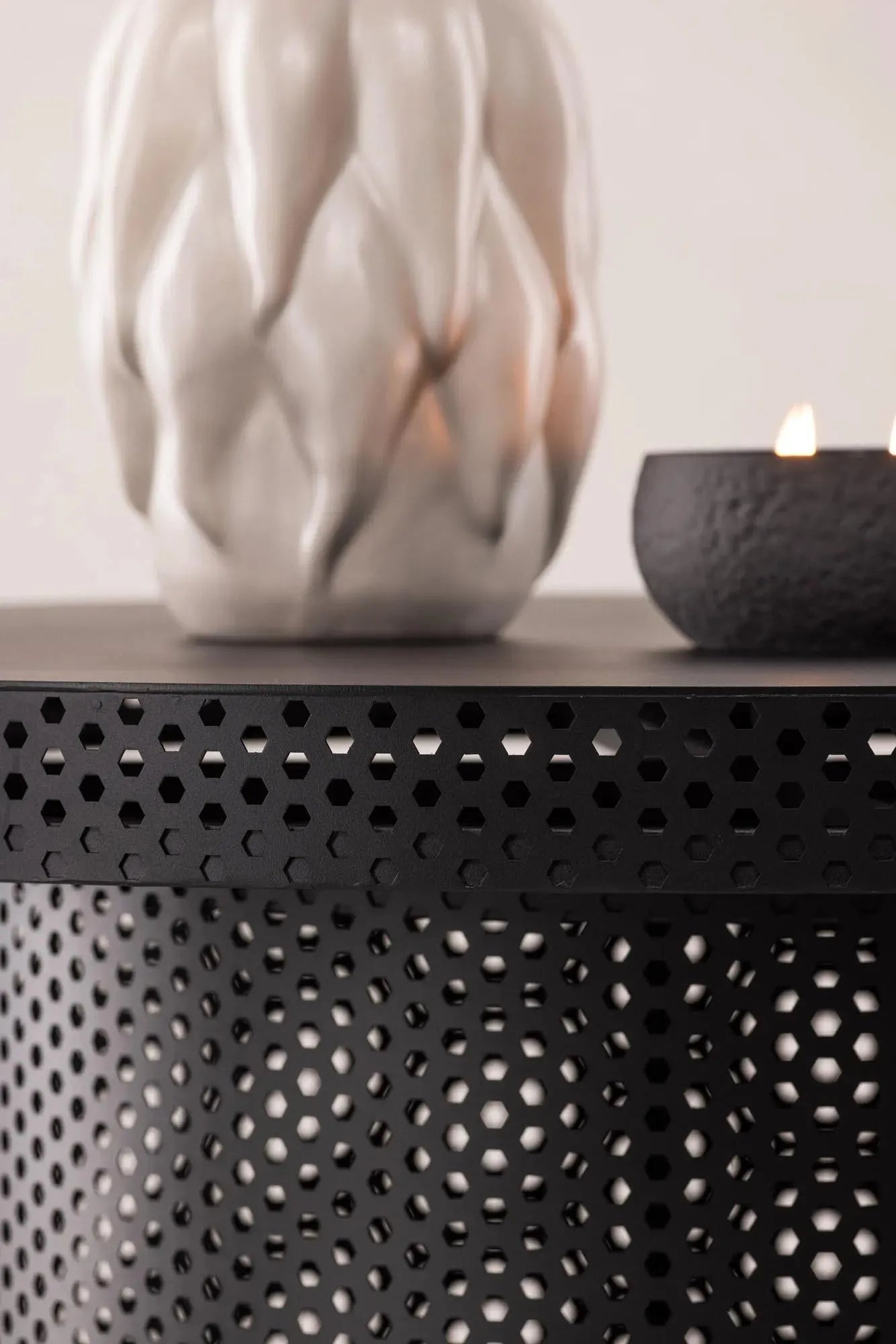 Stilvoller West End Beistelltisch von Vind, designed von Josefin Lustig.