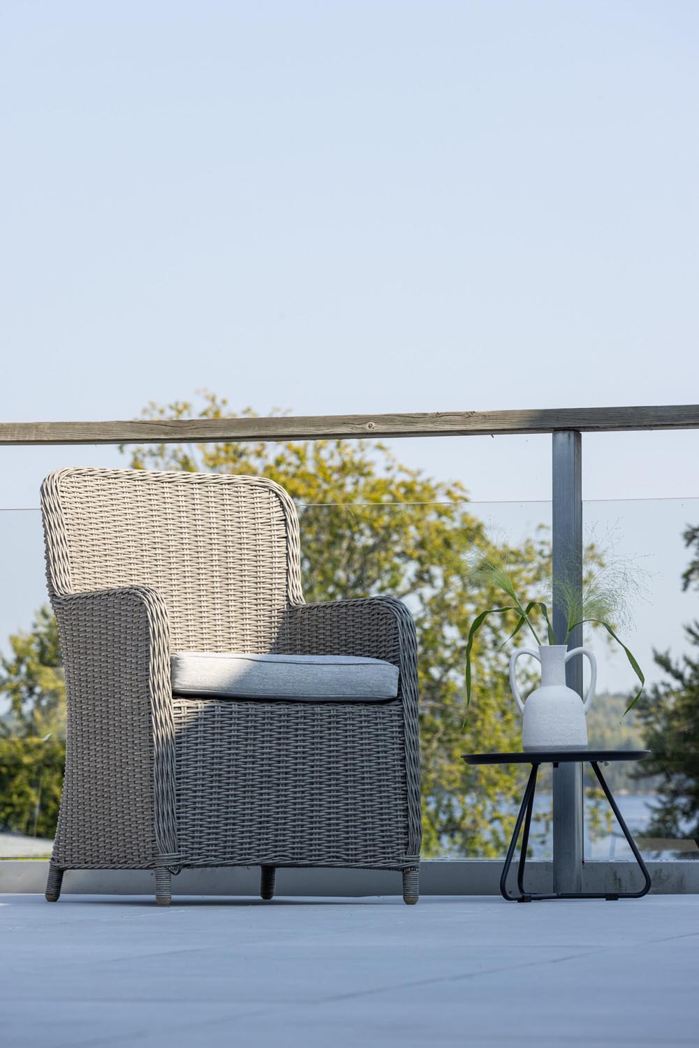 Wembley Stuhl in Grau präsentiert im Onlineshop von KAQTU Design AG. Gartenstuhl mit Armlehnen ist von Venture Home