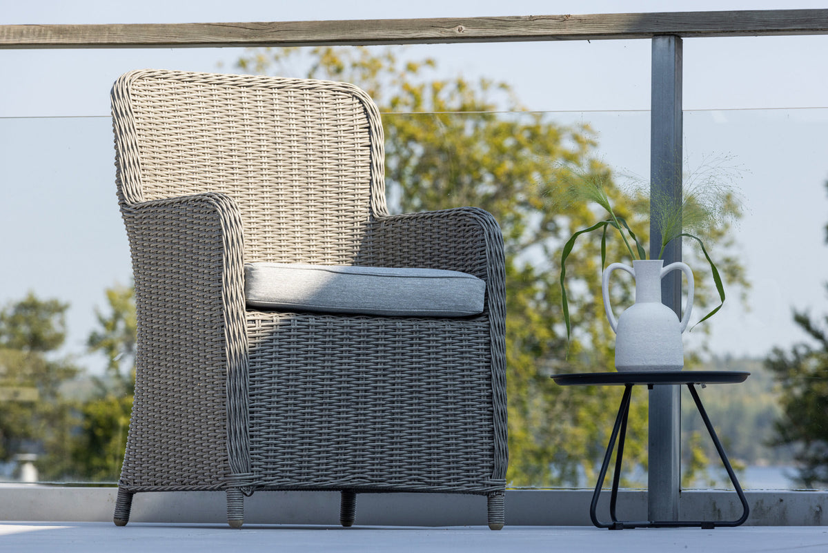 Wembley Stuhl in Grau präsentiert im Onlineshop von KAQTU Design AG. Gartenstuhl mit Armlehnen ist von Venture Home