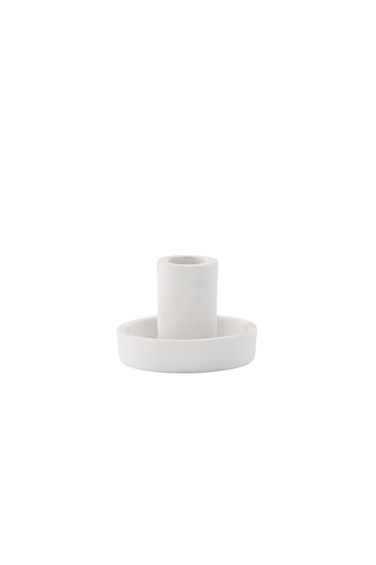Runder weisser Kerzenständer Ceco aus Ton mit schlichter, minimalistischer Form, Durchmesser 11 cm, Höhe 6 cm.