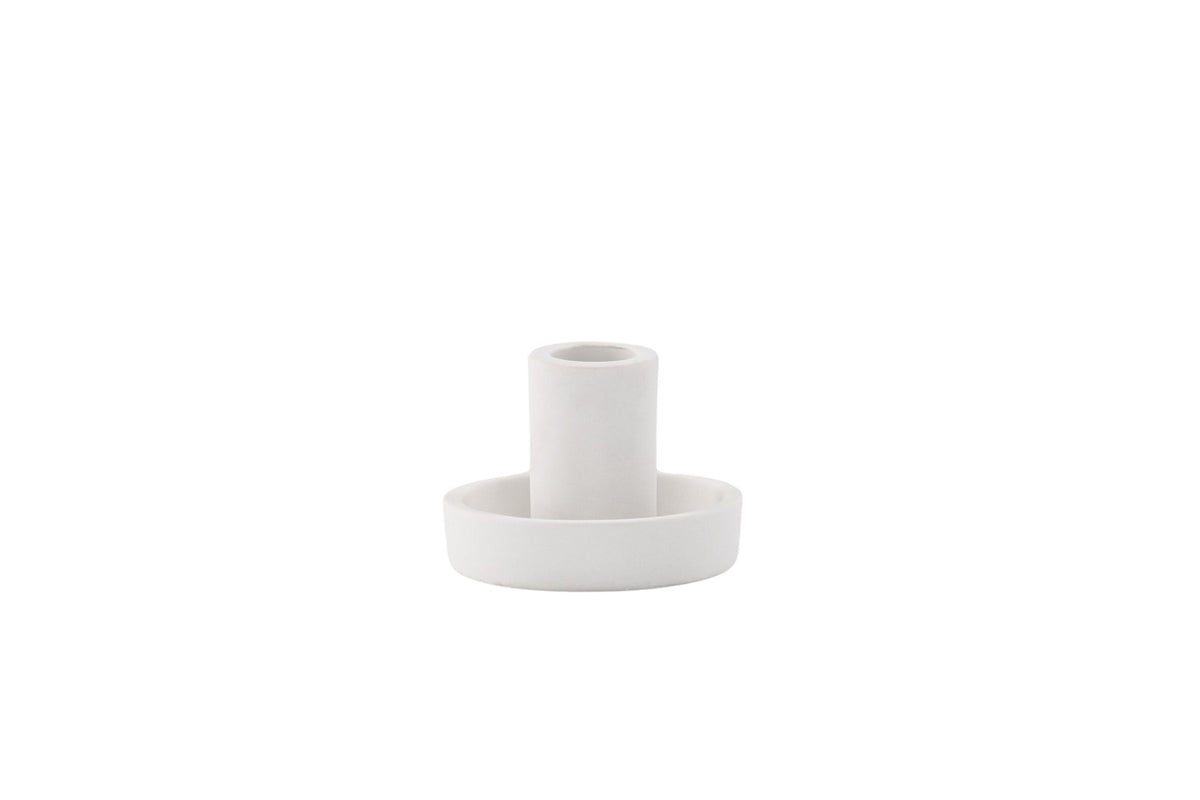 Runder weisser Kerzenständer Ceco aus Ton mit schlichter, minimalistischer Form, Durchmesser 11 cm, Höhe 6 cm.