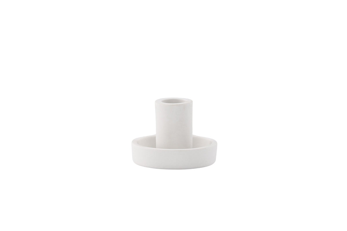 Runder weisser Kerzenständer Ceco aus Ton mit schlichter, minimalistischer Form, Durchmesser 11 cm, Höhe 6 cm.