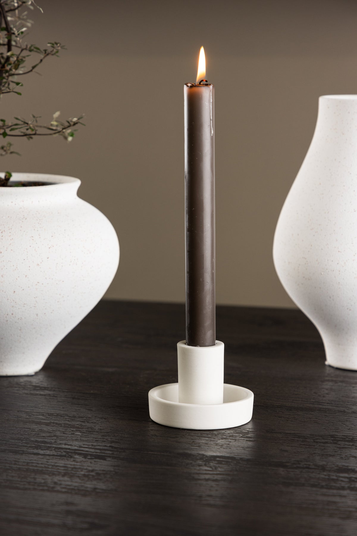 Runder weisser Kerzenständer Ceco aus Ton mit schlichter, minimalistischer Form, Durchmesser 11 cm, Höhe 6 cm.
