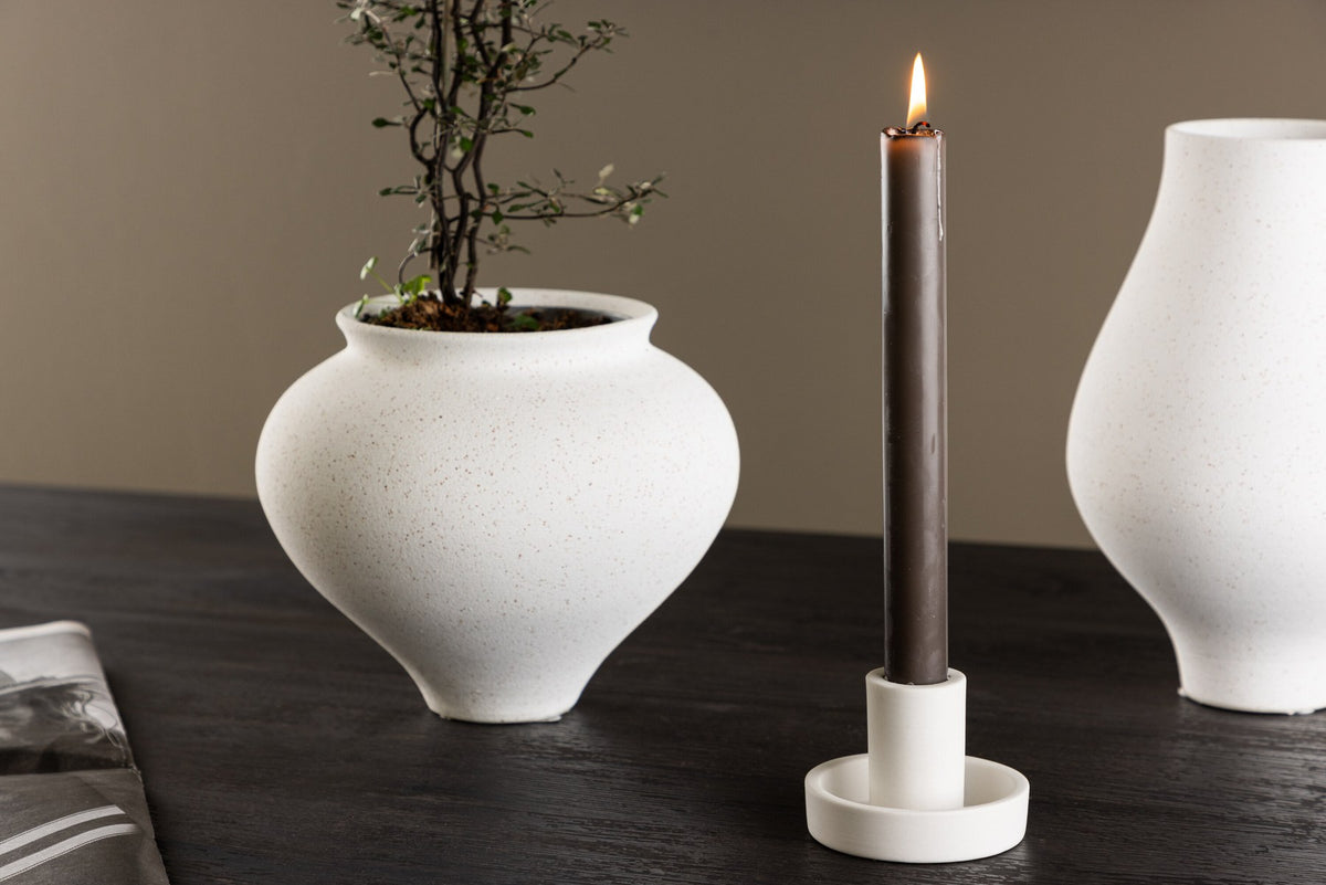 Runder weisser Kerzenständer Ceco aus Ton mit schlichter, minimalistischer Form, Durchmesser 11 cm, Höhe 6 cm.