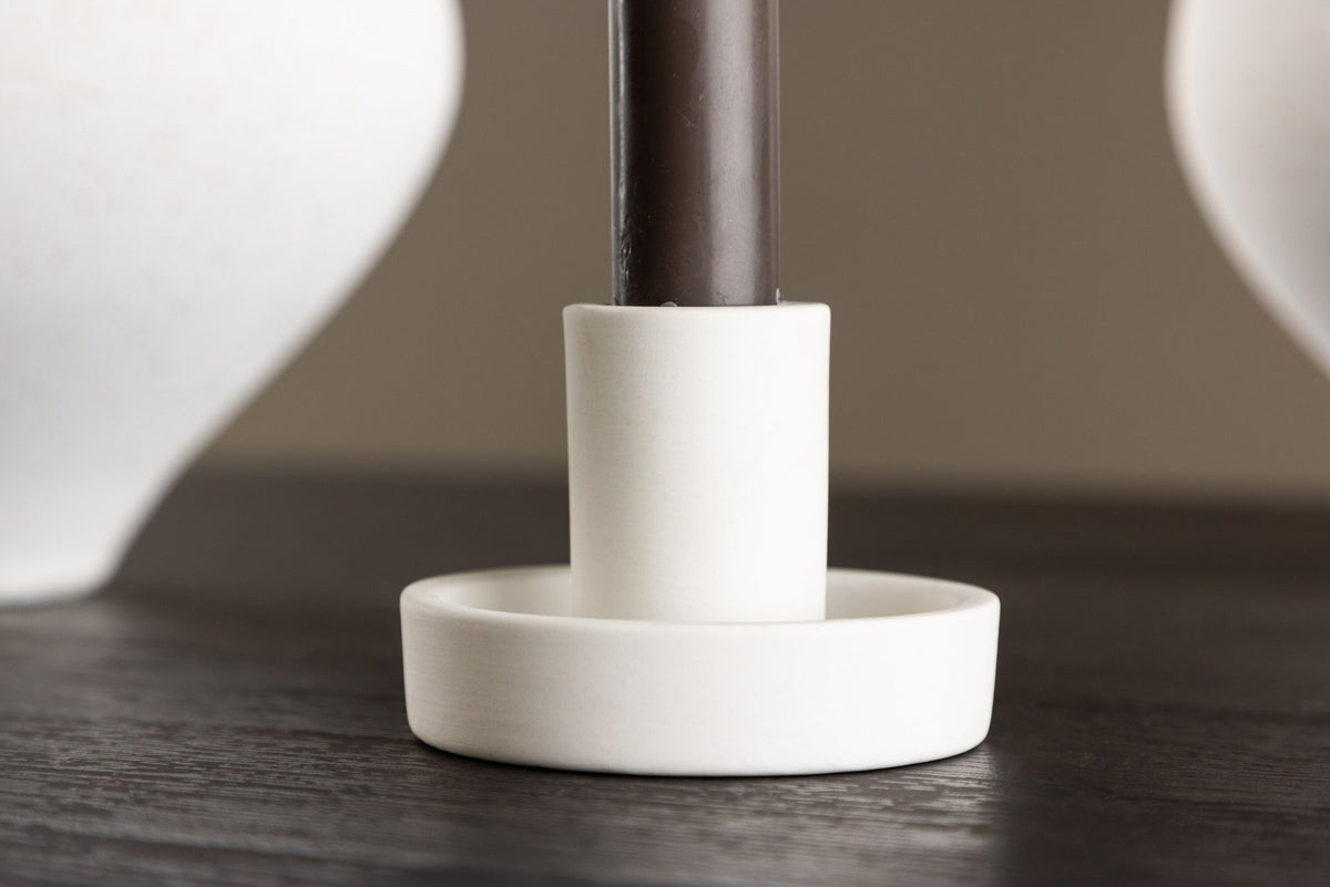 Runder weisser Kerzenständer Ceco aus Ton mit schlichter, minimalistischer Form, Durchmesser 11 cm, Höhe 6 cm.