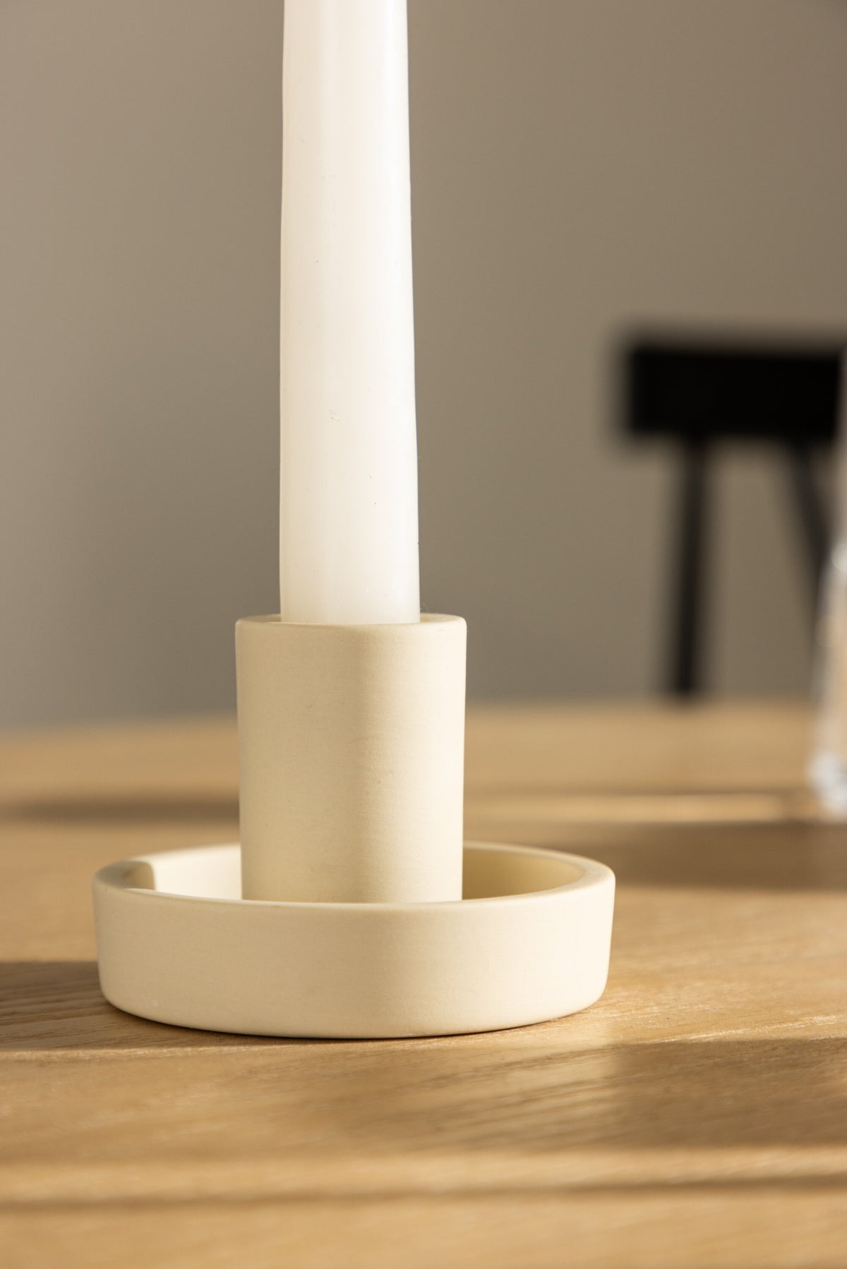 Runder weisser Kerzenständer Ceco aus Ton mit schlichter, minimalistischer Form, Durchmesser 11 cm, Höhe 6 cm.