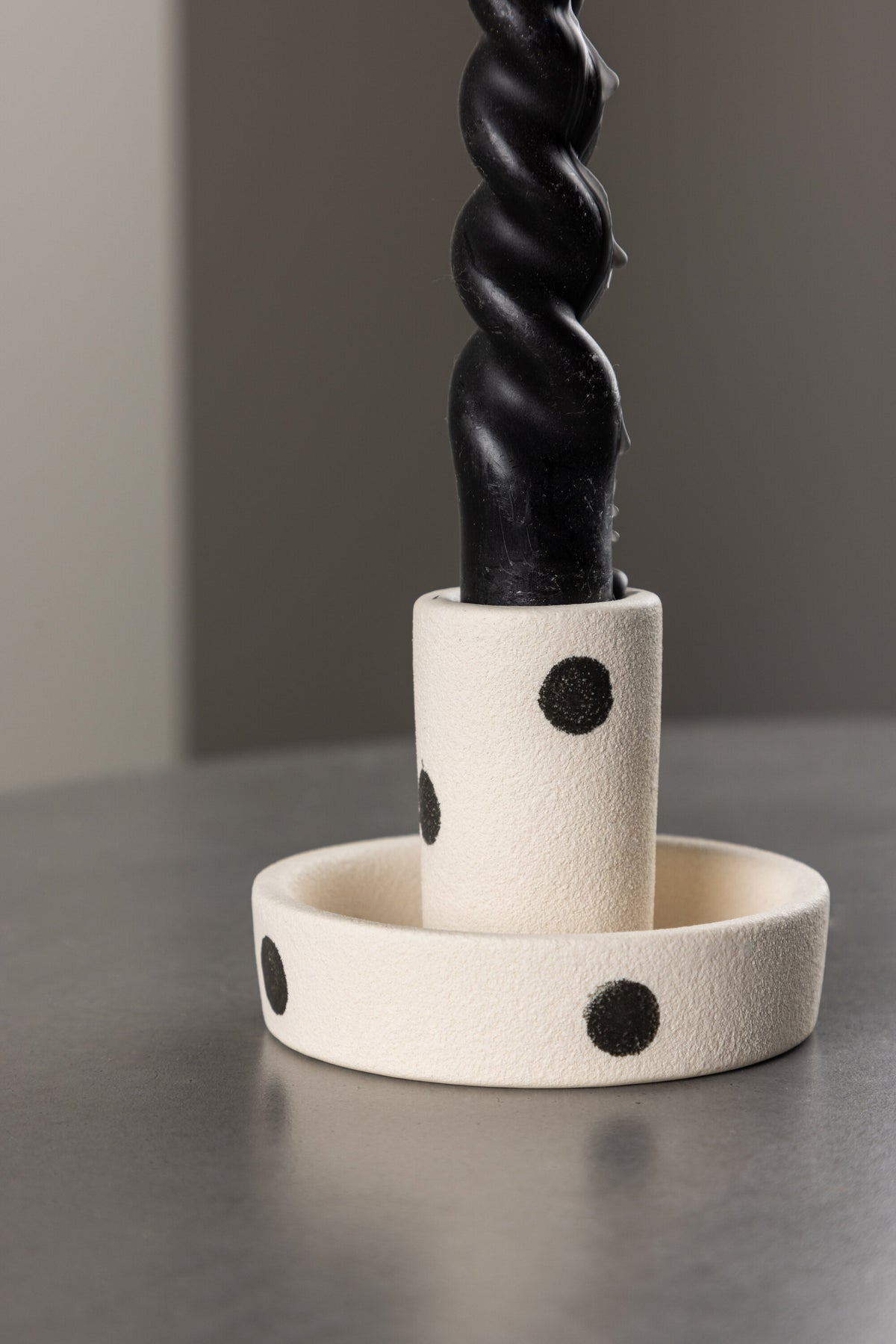 Runder weisser Kerzenständer Ceco aus Ton mit schlichter, minimalistischer Form, Durchmesser 11 cm, Höhe 6 cm.