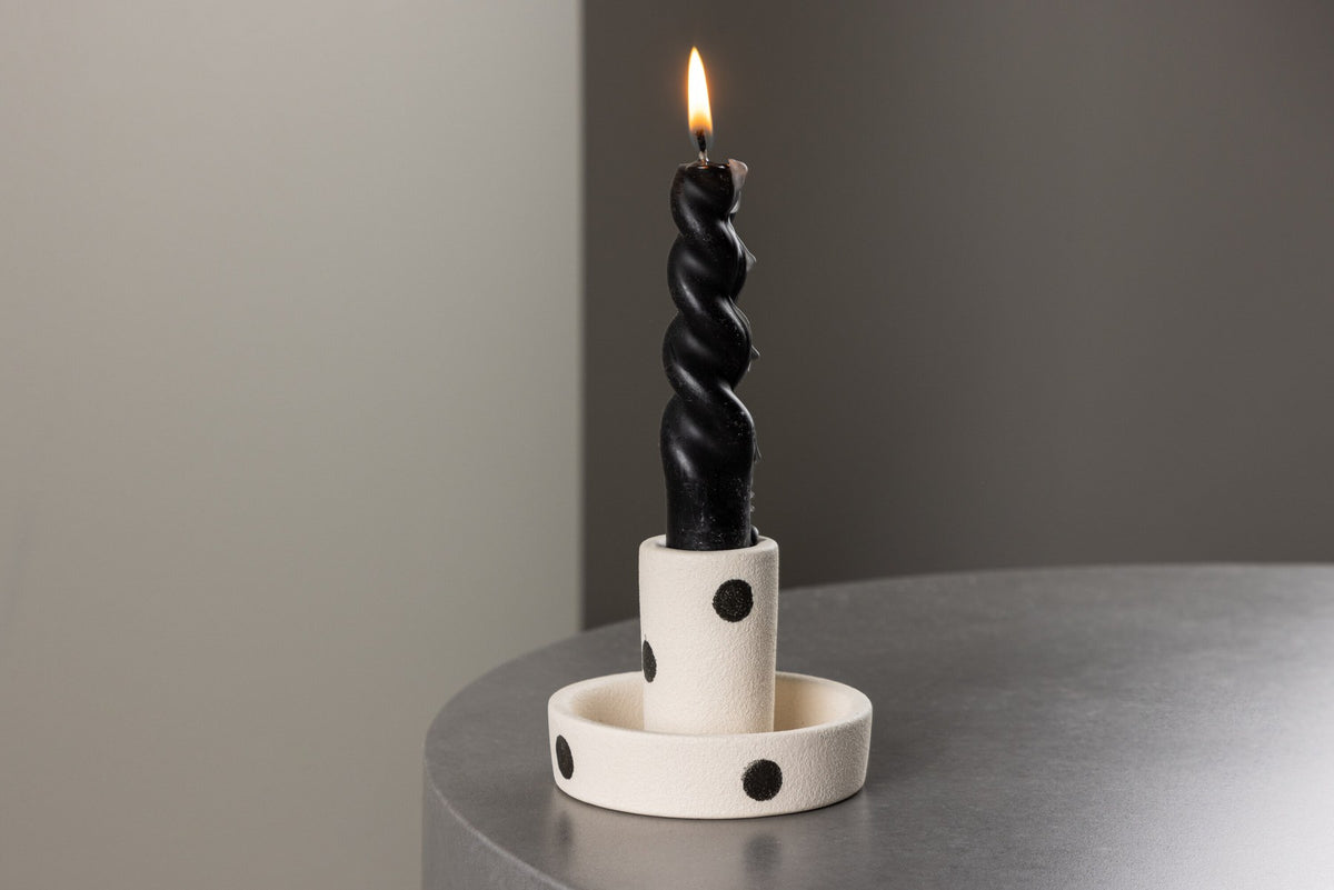 Runder weisser Kerzenständer Ceco aus Ton mit schlichter, minimalistischer Form, Durchmesser 11 cm, Höhe 6 cm.
