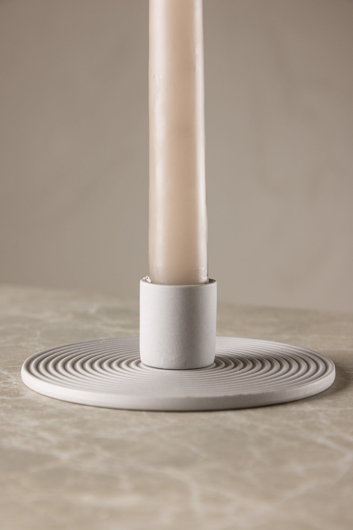 Ovaler Kerzenständer Dian aus grauem Ton, Venture Home, mit Platz für drei Kerzen, in kompakter Grösse D:12cm x H:4cm.