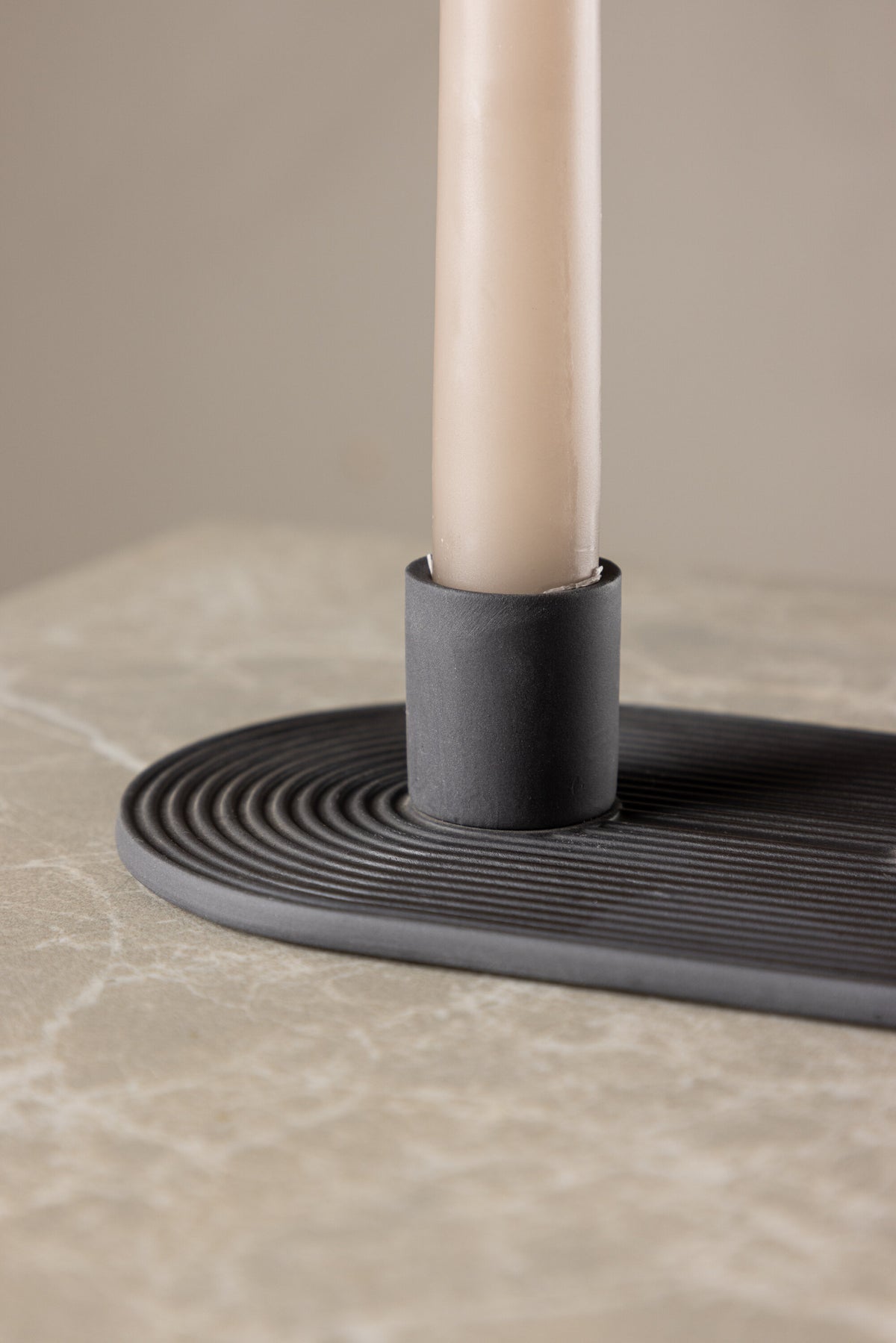 Ovaler Kerzenständer Dian aus grauem Ton, Venture Home, mit Platz für drei Kerzen, in kompakter Grösse D:12cm x H:4cm.