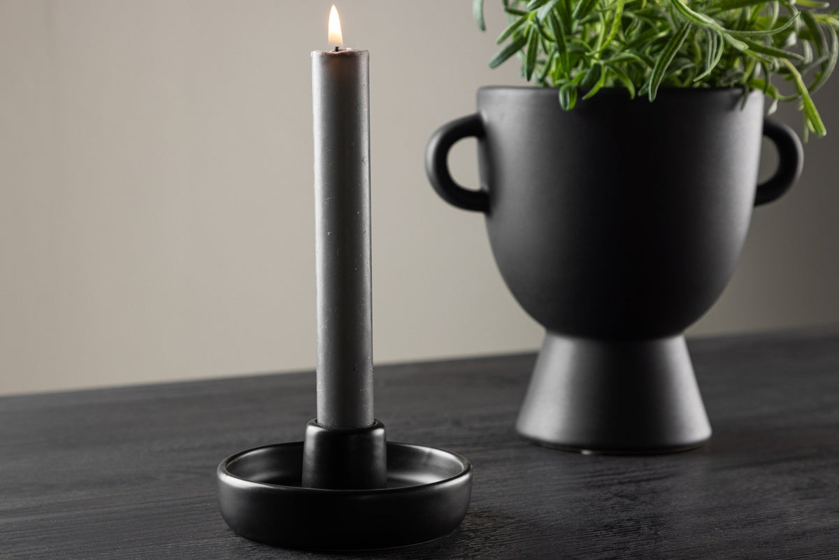 Runder Kerzenständer Otis aus schwarzem Steinzeug mit glatter Oberfläche, Durchmesser 11 cm, Höhe 5 cm, minimalistische Form.