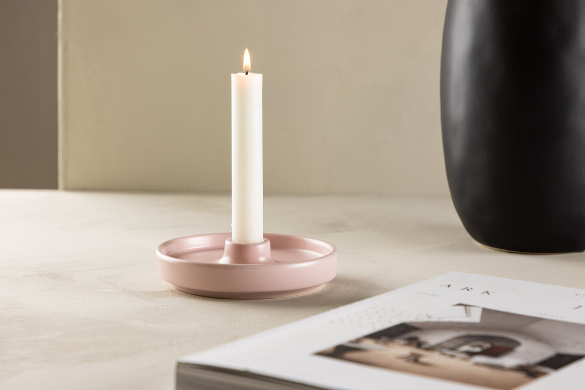 Kerzenständer Bette von Venture Home aus Steinzeug in Schwarz-Weiss, runde Form mit flacher Basis und kleiner Kerzenaufnahme.