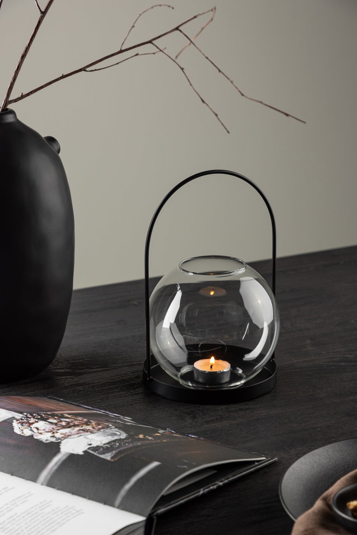 Teelichthalter Flora aus Glas in Schwarz und Klar, rund geformt, Grösse D 22 cm x H 14 cm, Marke Venture Home.