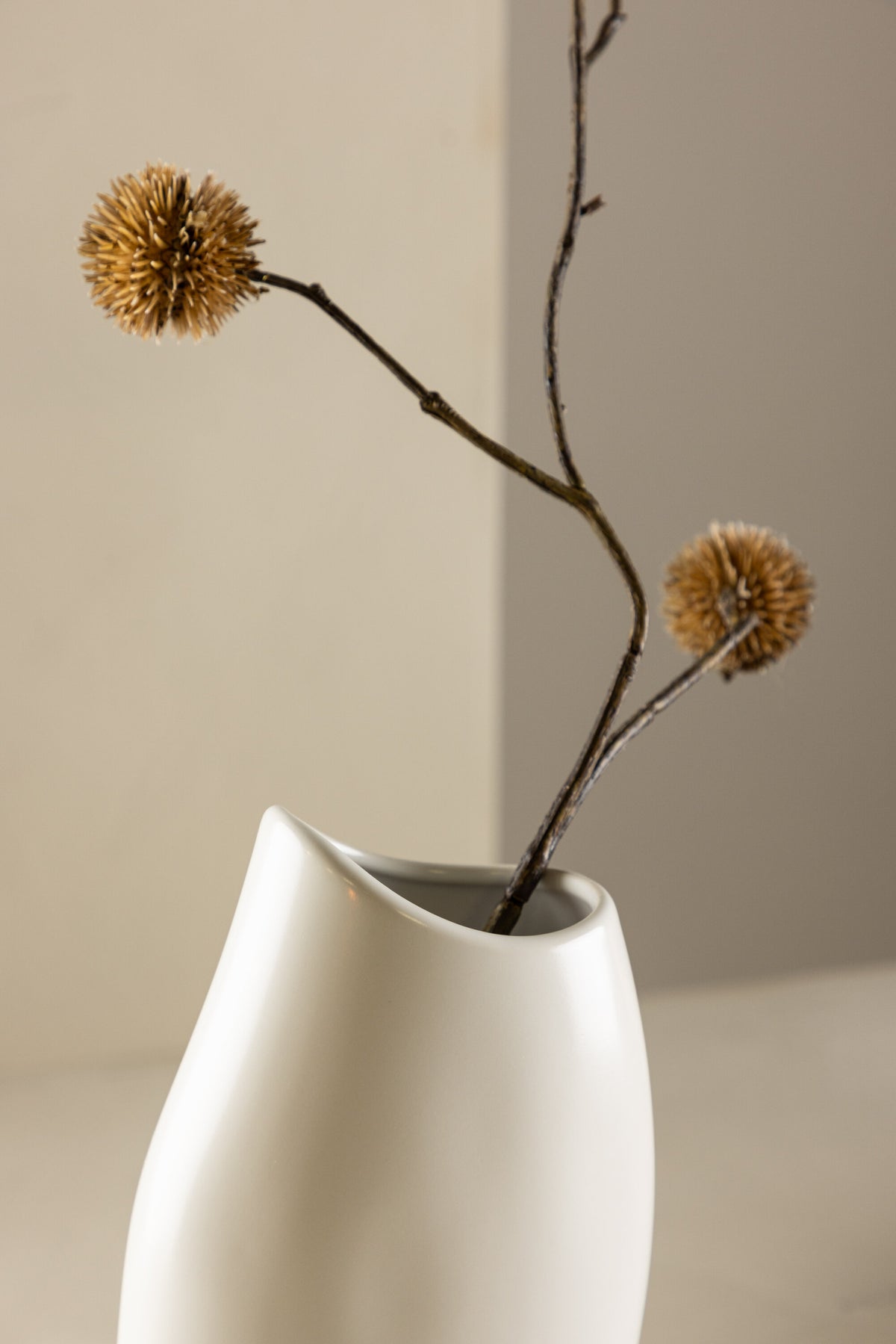 Beige Steinzeug-Vase Ernst mit schwarzen Punkten und glasierter Oberfläche, schlanke Form, Höhe 23 cm.
