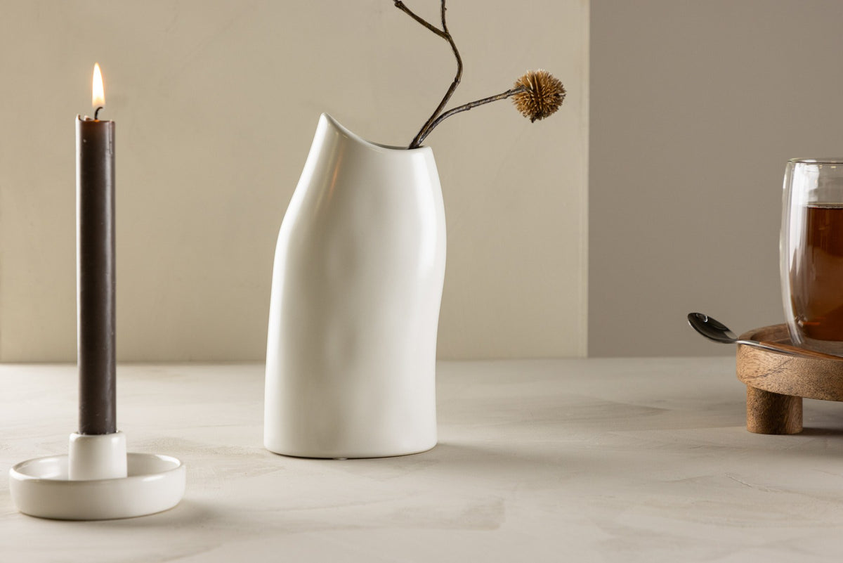 Beige Steinzeug-Vase Ernst mit schwarzen Punkten und glasierter Oberfläche, schlanke Form, Höhe 23 cm.