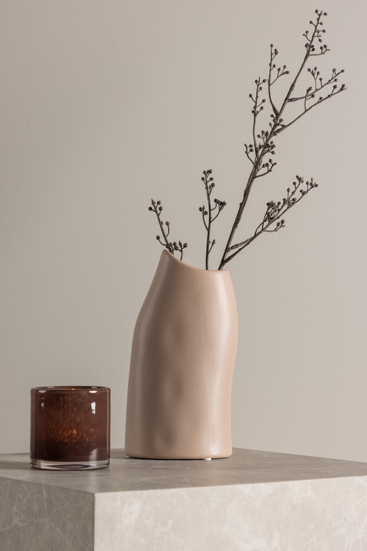 Beige Steinzeug-Vase Ernst mit schwarzen Punkten und glasierter Oberfläche, schlanke Form, Höhe 23 cm.