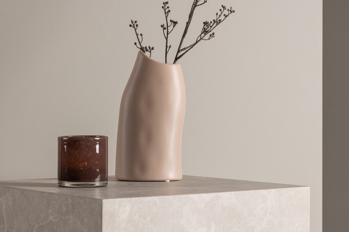 Beige Steinzeug-Vase Ernst mit schwarzen Punkten und glasierter Oberfläche, schlanke Form, Höhe 23 cm.