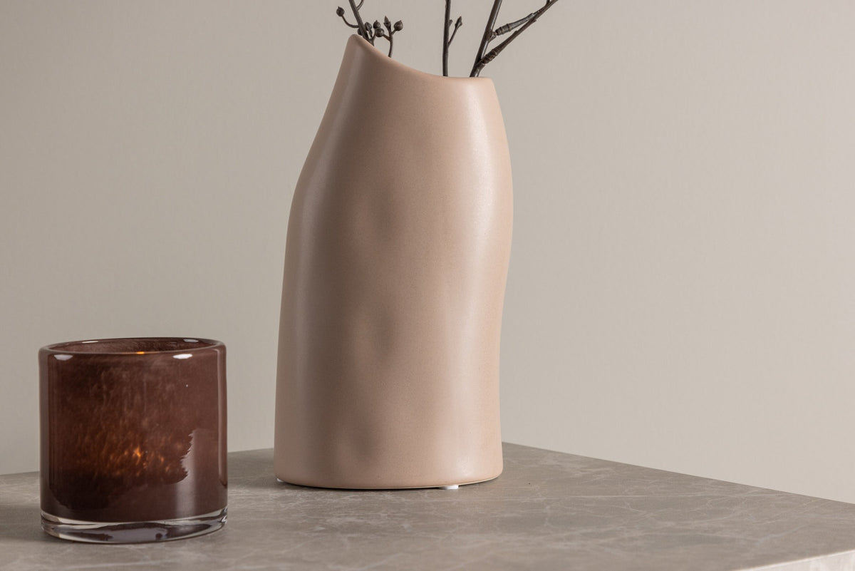 Beige Steinzeug-Vase Ernst mit schwarzen Punkten und glasierter Oberfläche, schlanke Form, Höhe 23 cm.