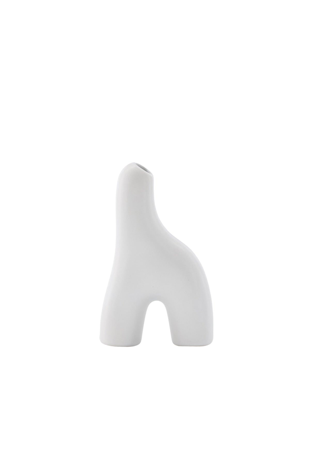 Weisse Vase Aya von Venture Home aus Steinzeug mit schlanker, eigenwilliger Form, freigestellt fotografiert.
