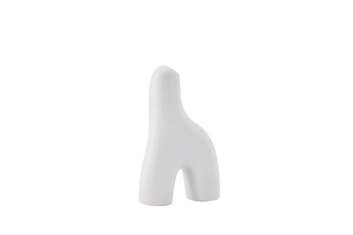 Weisse Vase Aya von Venture Home aus Steinzeug mit schlanker, eigenwilliger Form, freigestellt fotografiert.