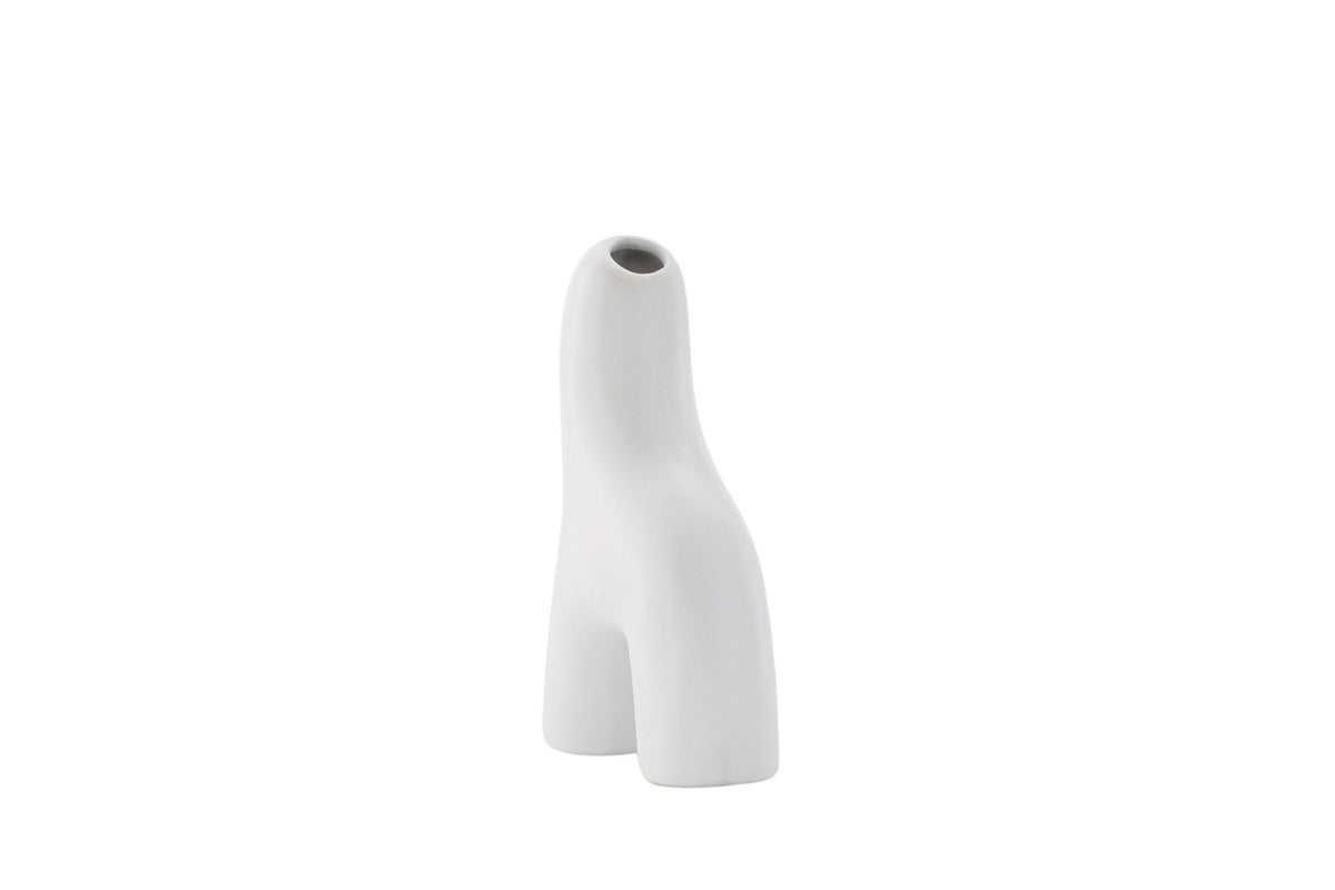 Weisse Vase Aya von Venture Home aus Steinzeug mit schlanker, eigenwilliger Form, freigestellt fotografiert.