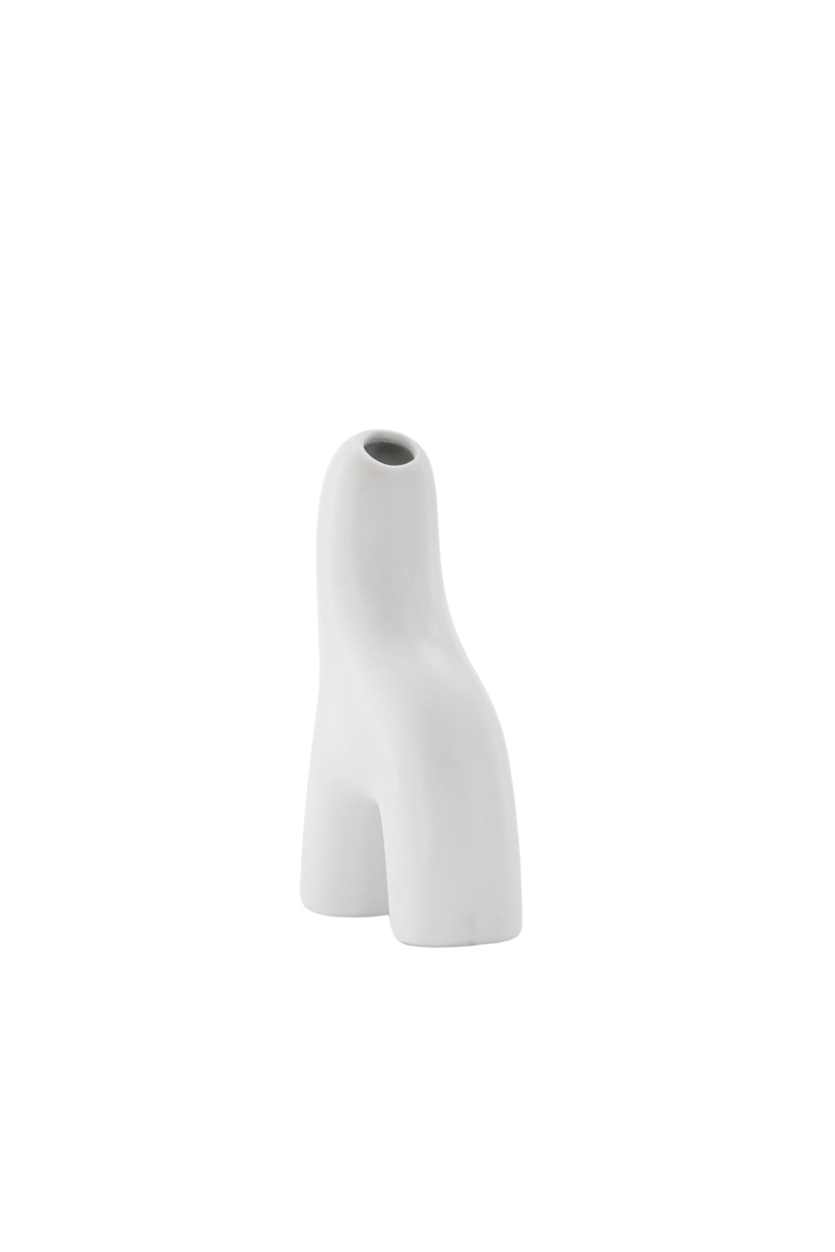 Weisse Vase Aya von Venture Home aus Steinzeug mit schlanker, eigenwilliger Form, freigestellt fotografiert.