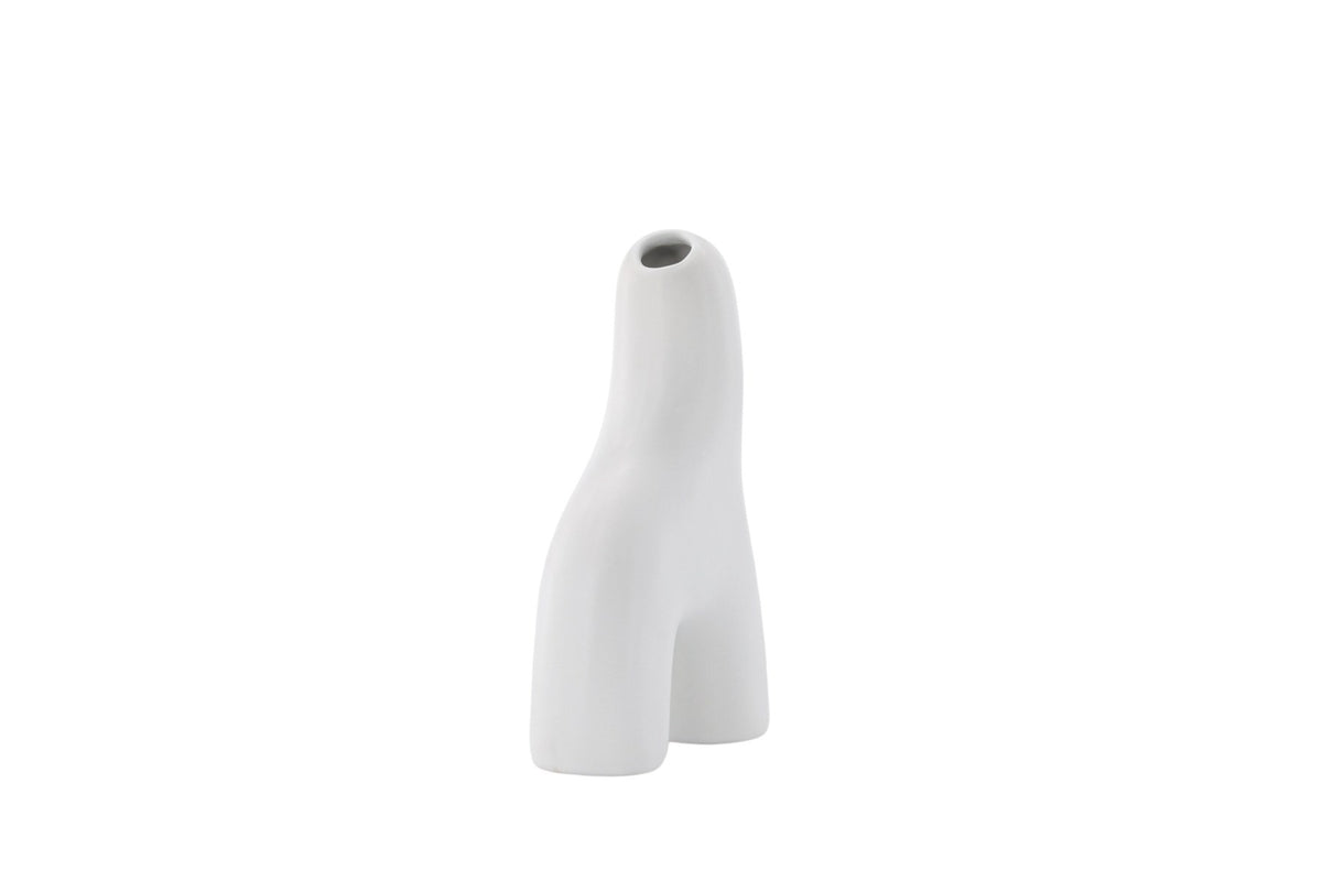 Weisse Vase Aya von Venture Home aus Steinzeug mit schlanker, eigenwilliger Form, freigestellt fotografiert.