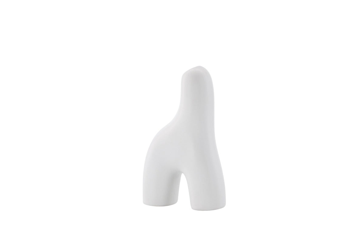 Weisse Vase Aya von Venture Home aus Steinzeug mit schlanker, eigenwilliger Form, freigestellt fotografiert.