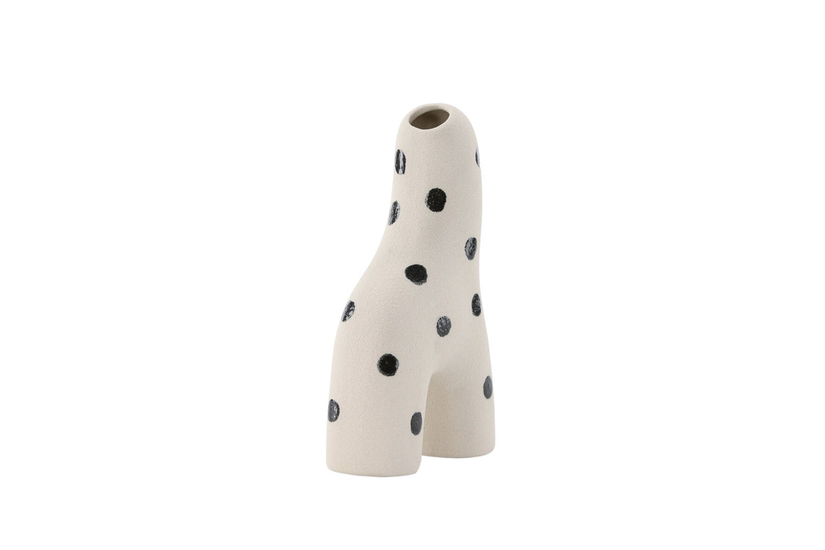 Weisse Vase Aya von Venture Home aus Steinzeug mit schlanker, eigenwilliger Form, freigestellt fotografiert.