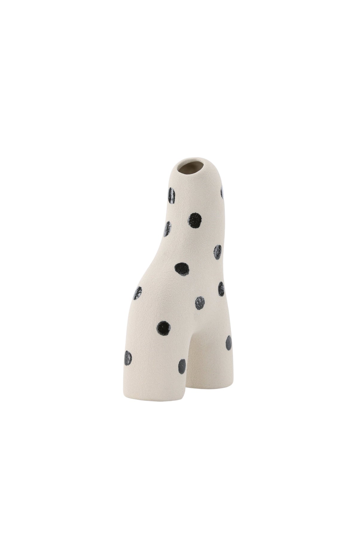 Weisse Vase Aya von Venture Home aus Steinzeug mit schlanker, eigenwilliger Form, freigestellt fotografiert.