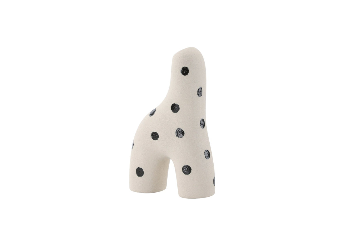 Weisse Vase Aya von Venture Home aus Steinzeug mit schlanker, eigenwilliger Form, freigestellt fotografiert.