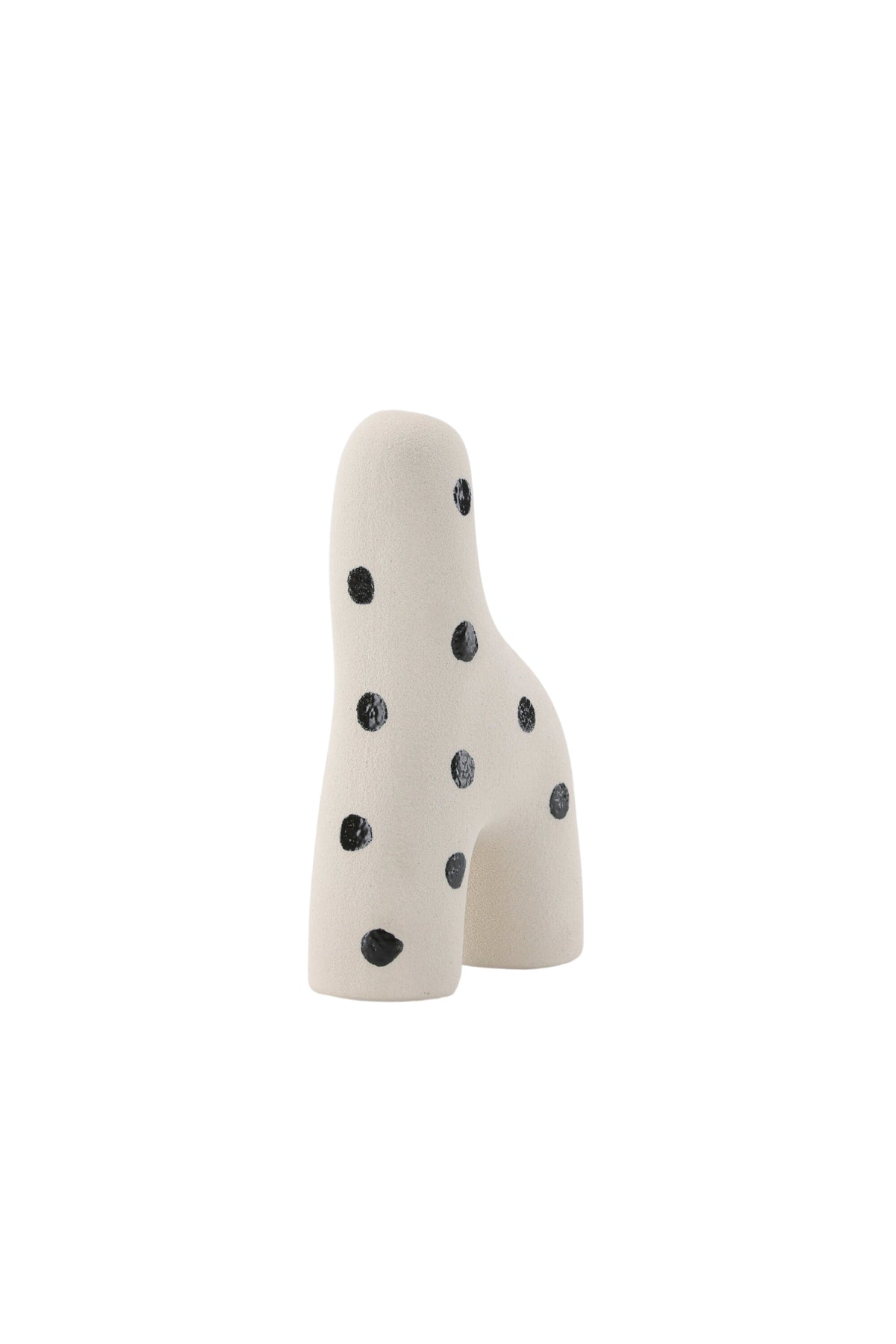 Weisse Vase Aya von Venture Home aus Steinzeug mit schlanker, eigenwilliger Form, freigestellt fotografiert.