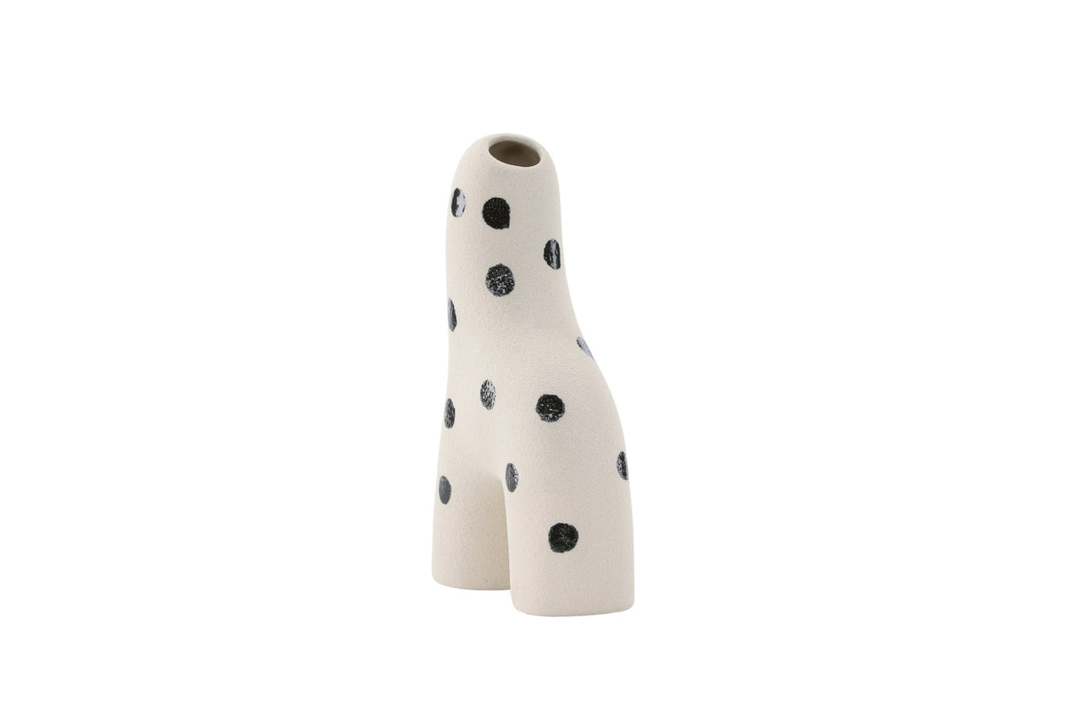 Weisse Vase Aya von Venture Home aus Steinzeug mit schlanker, eigenwilliger Form, freigestellt fotografiert.