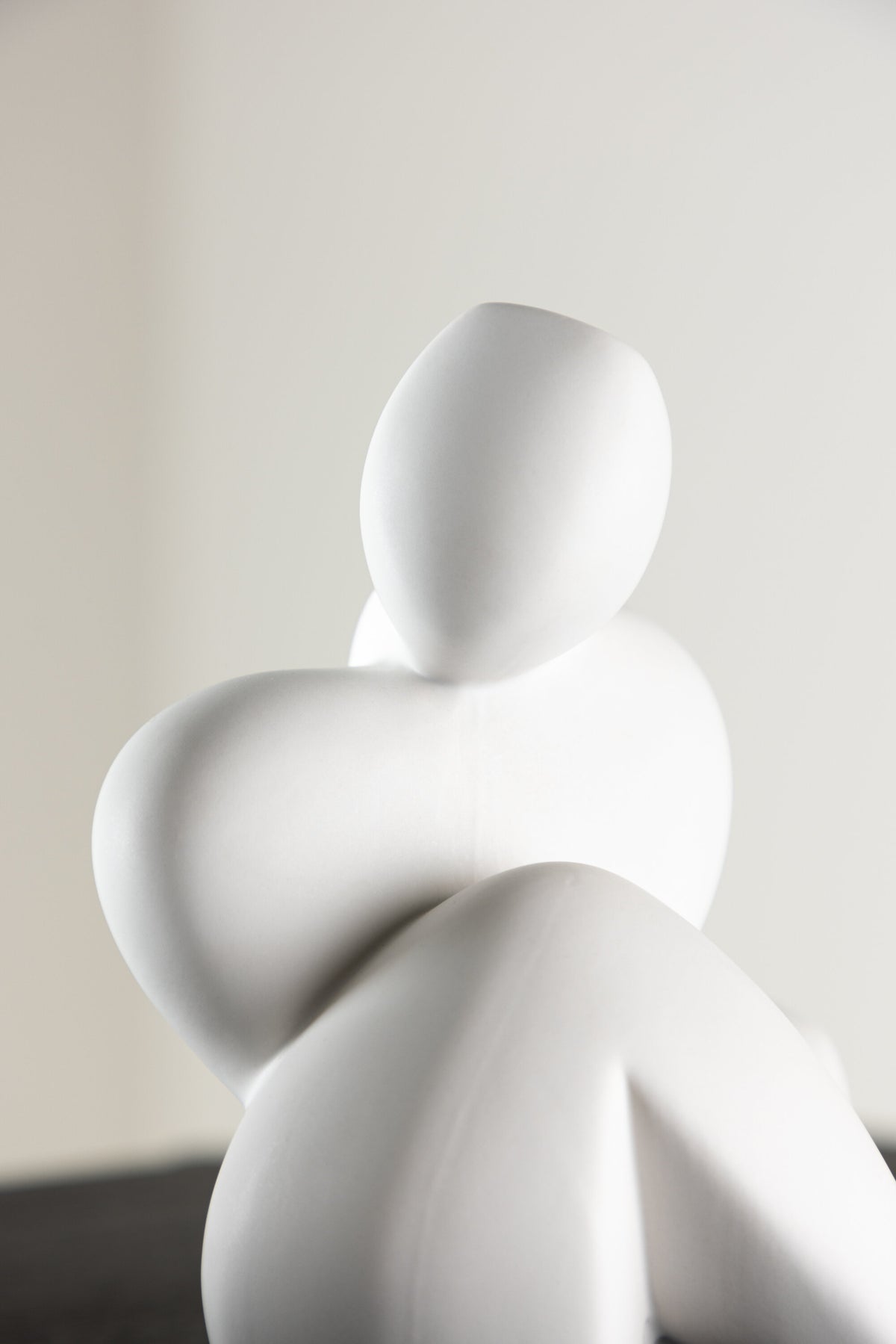 Weisse Skulptur Floda aus Steinzeug von Venture Home, schlichte, figürliche Form, ca. 14 cm hoch, als Deko oder Buchstütze nutzbar.