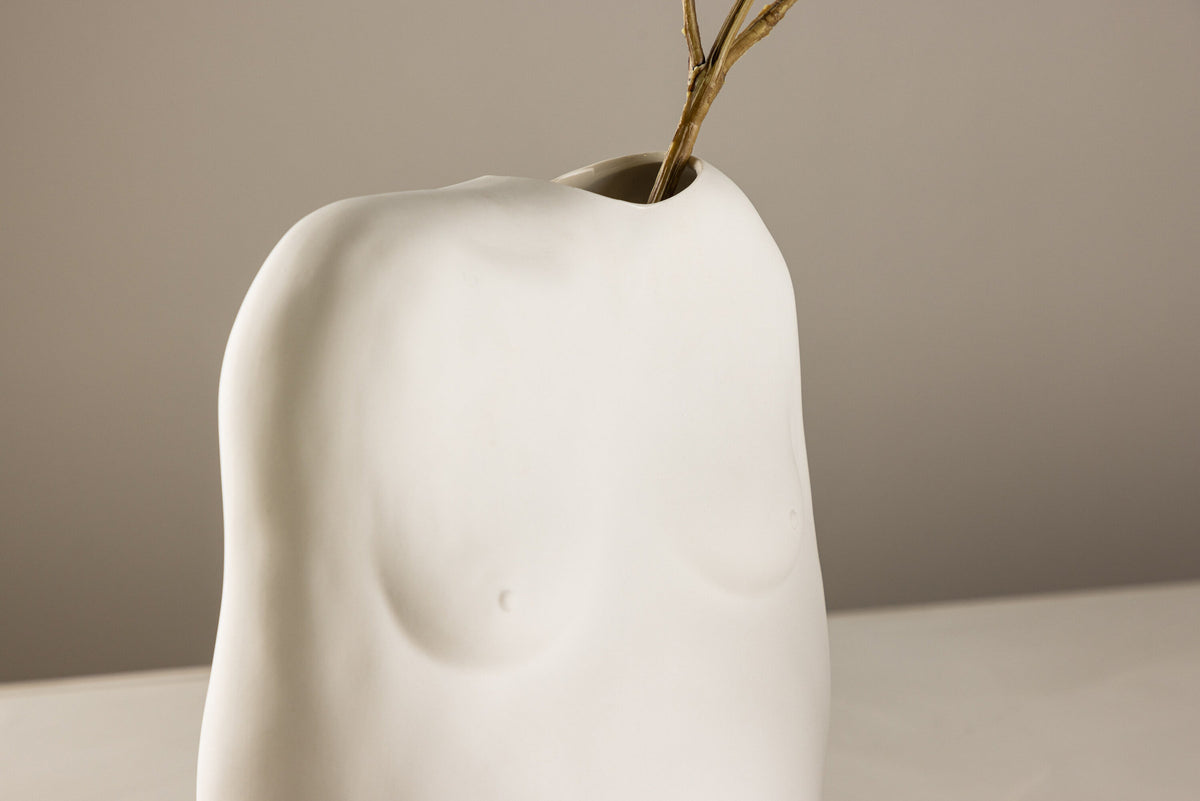 Romie Vase in Cremefarben präsentiert im Onlineshop von KAQTU Design AG. Vase ist von Venture Home