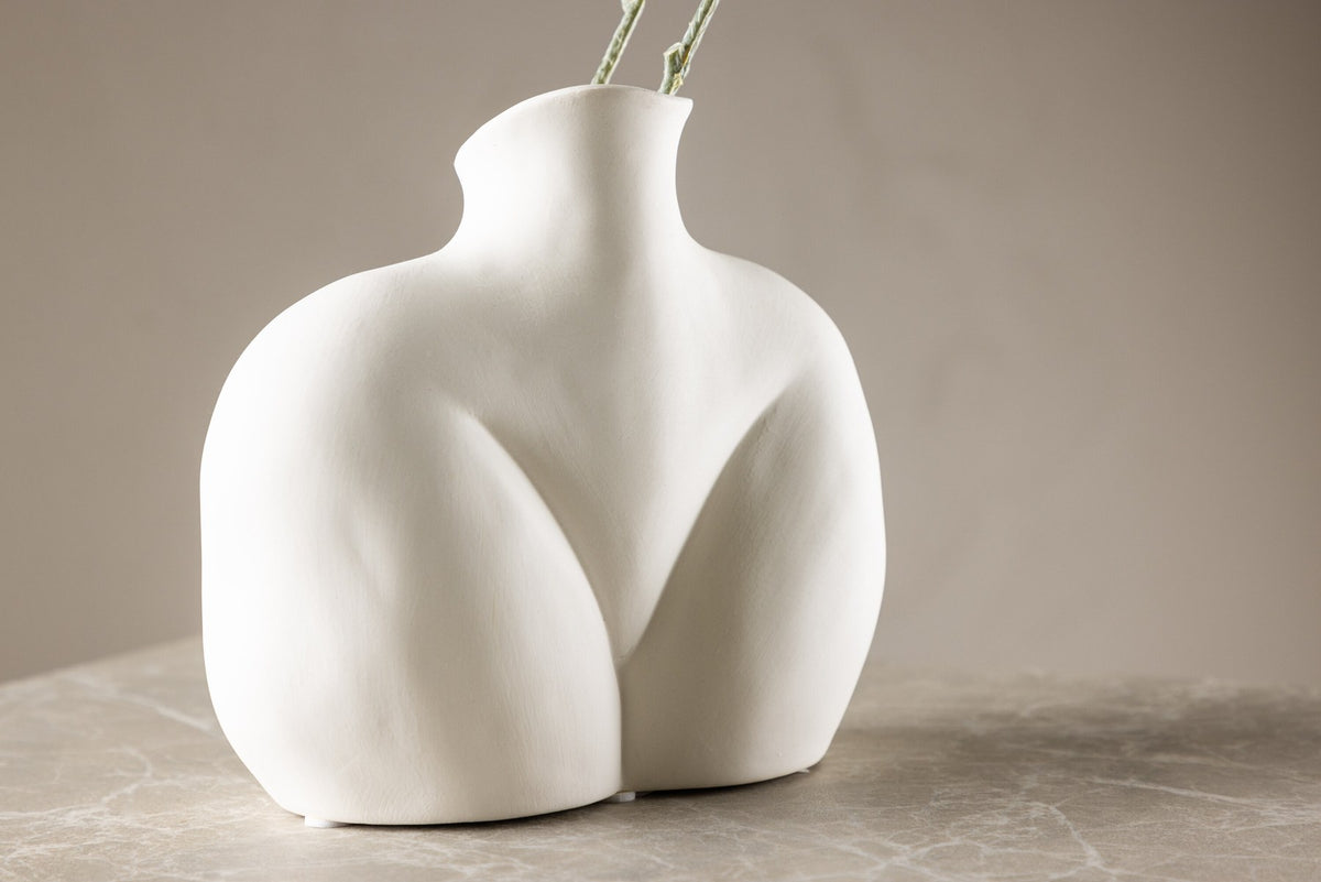 Cremefarbene Harvey Vase aus Steinzeug von Venture Home mit geschwungener, an die weibliche Form angelehnter Silhouette.
