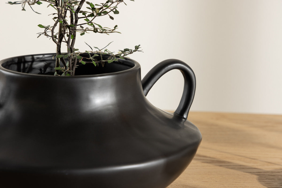 Holda Vase in Schwarz präsentiert im Onlineshop von KAQTU Design AG. Vase ist von Venture Home