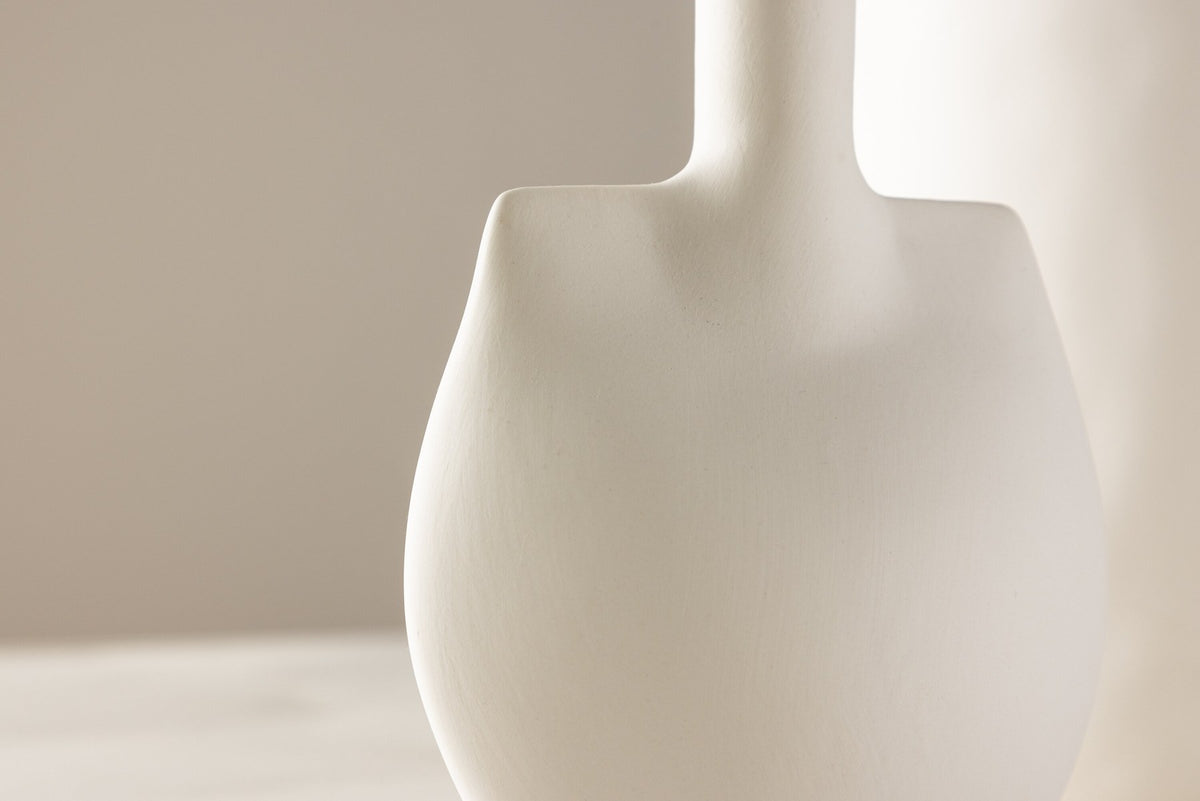 Cremefarbene Steinzeug-Vase mit schlankem, langem Hals und bauchiger Basis, Modell Madi von Venture Home, Off-White-Ton.