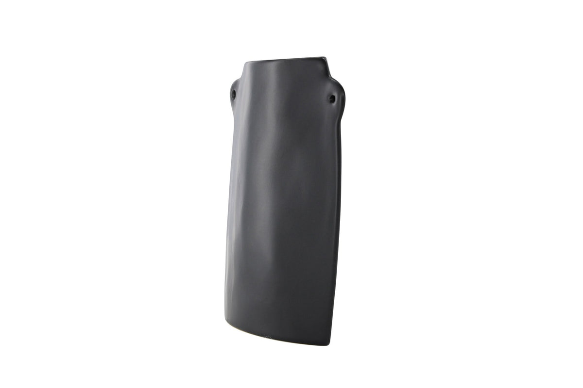 Schwarze Hie Vase von Venture Home aus Steinzeug mit schmaler Öffnung und zwei seitlichen Griffen, freigestellt fotografiert.