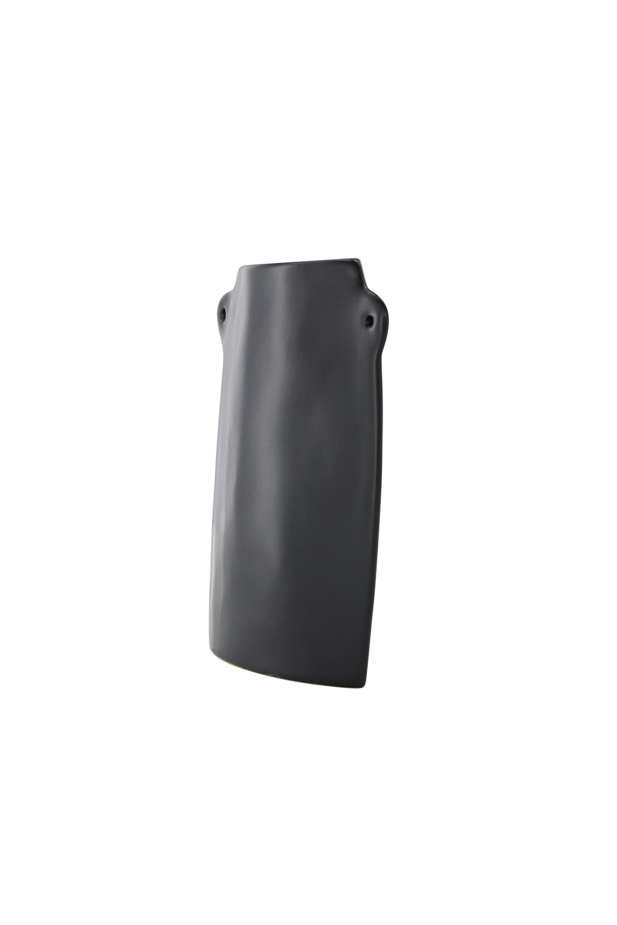 Schwarze Hie Vase von Venture Home aus Steinzeug mit schmaler Öffnung und zwei seitlichen Griffen, freigestellt fotografiert.