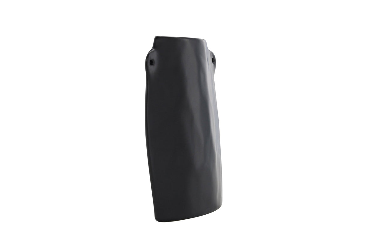 Schwarze Hie Vase von Venture Home aus Steinzeug mit schmaler Öffnung und zwei seitlichen Griffen, freigestellt fotografiert.
