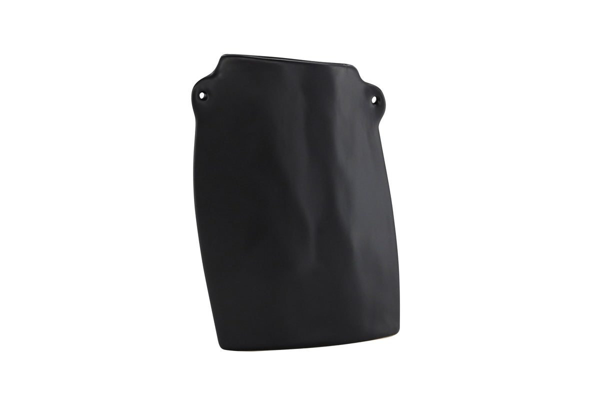 Schwarze Hie Vase von Venture Home aus Steinzeug mit schmaler Öffnung und zwei seitlichen Griffen, freigestellt fotografiert.