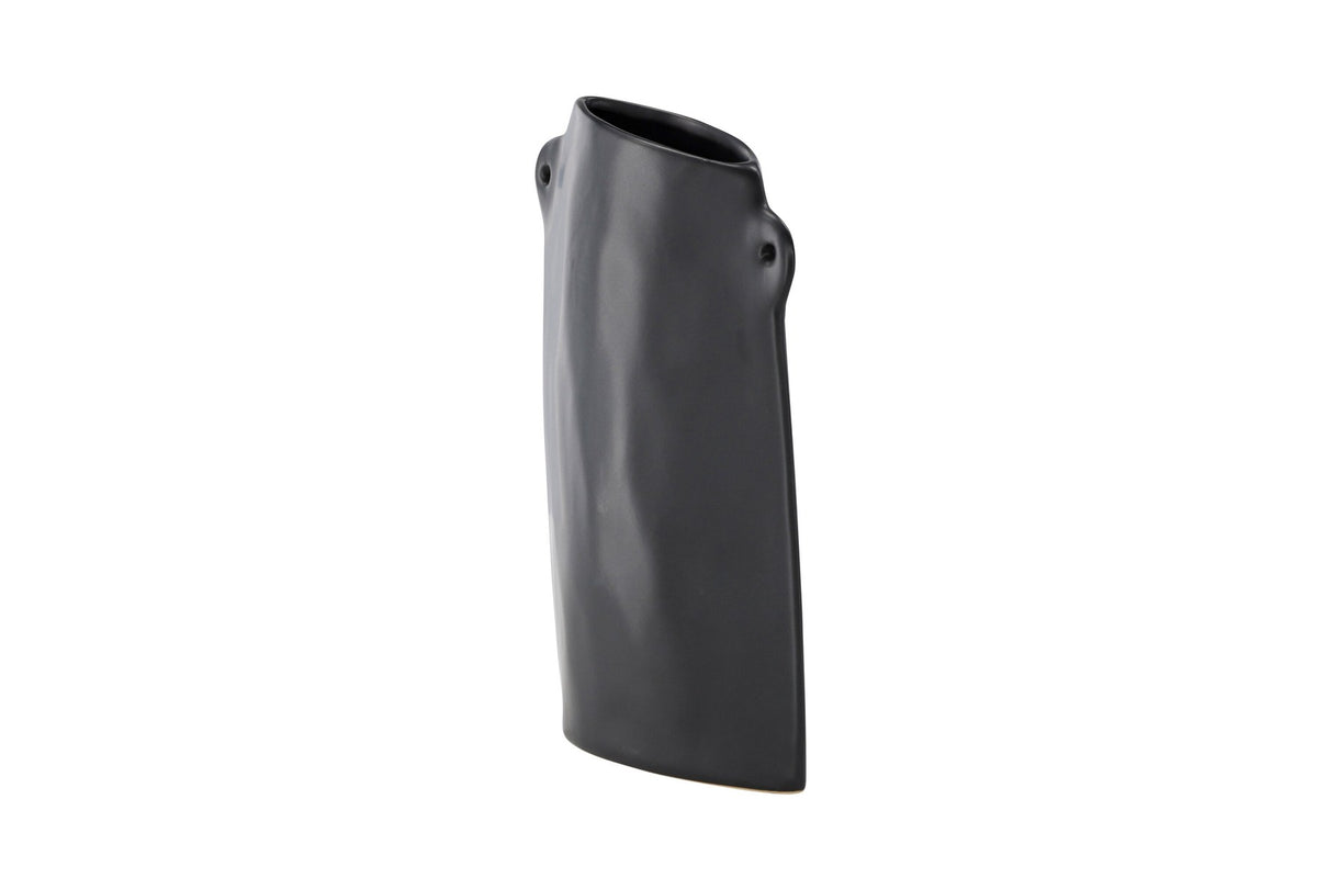 Schwarze Hie Vase von Venture Home aus Steinzeug mit schmaler Öffnung und zwei seitlichen Griffen, freigestellt fotografiert.