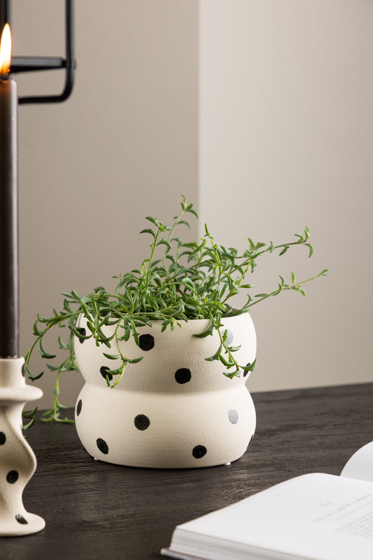 Dapne Vase von Venture Home aus Steinzeug in Schwarz-Weiss, rundliche Form mit einem Durchmesser von 16 cm und einer Höhe von 13 cm.