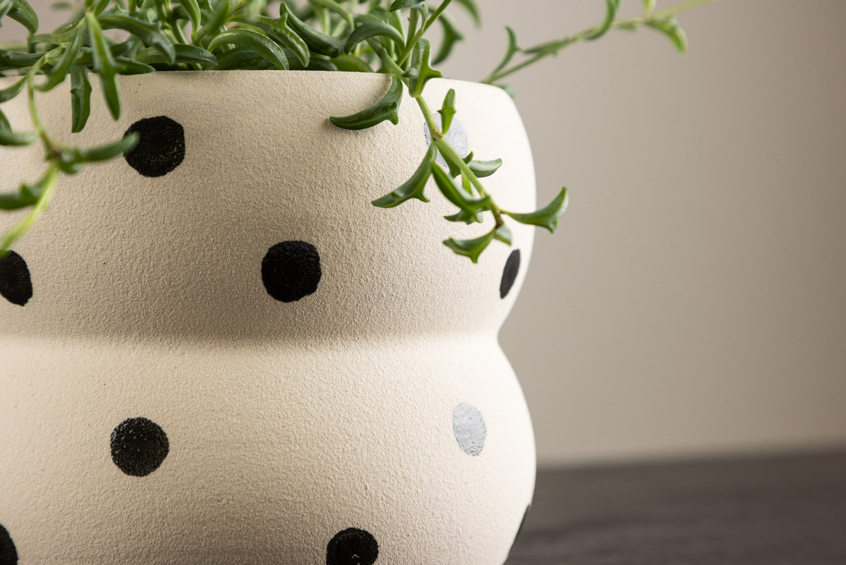 Dapne Vase von Venture Home aus Steinzeug in Schwarz-Weiss, rundliche Form mit einem Durchmesser von 16 cm und einer Höhe von 13 cm.